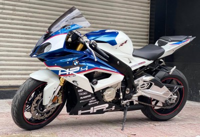 Tại sao BMW S1000RR lại có biệt danh “cá mập”?