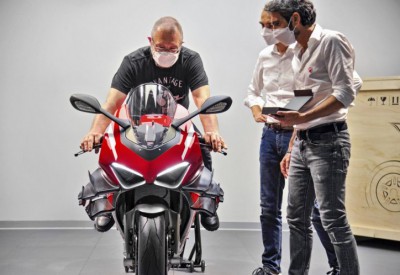 Đập thùng nguyên bản Ducati Superleggera V4 đầu tiên