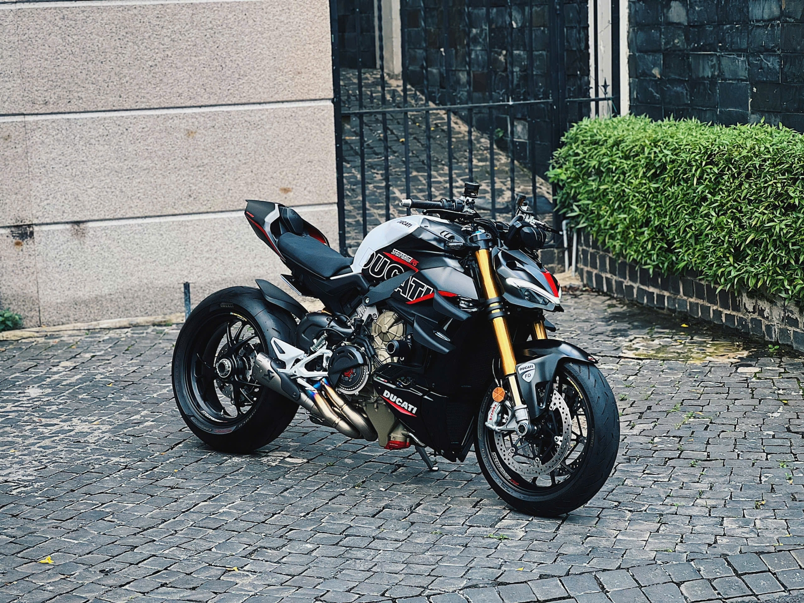 656 . Ducati Streetfighter V4S Model 2022