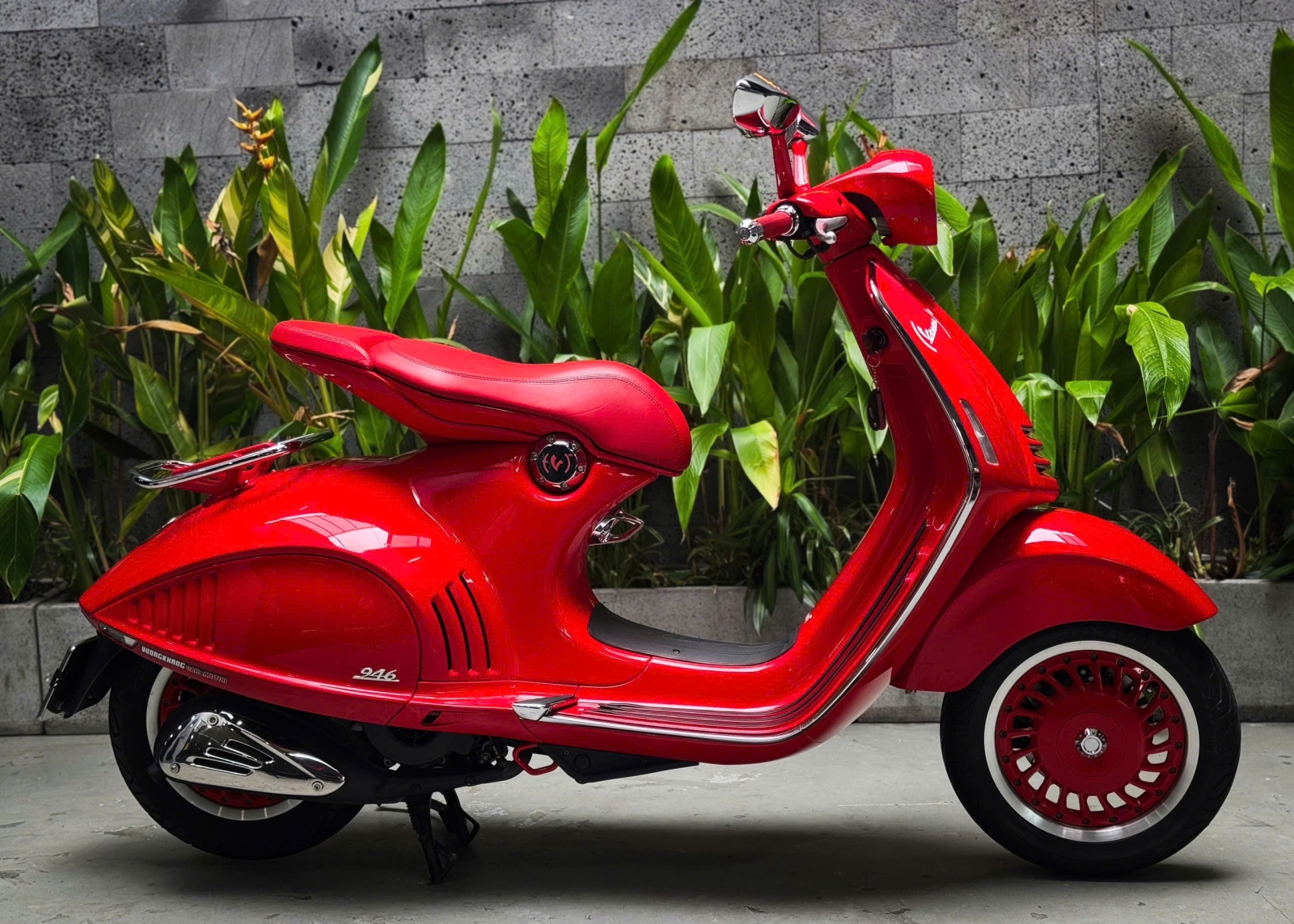 180 . Vespa 946 Bellissima model 2017 UP RED Edition