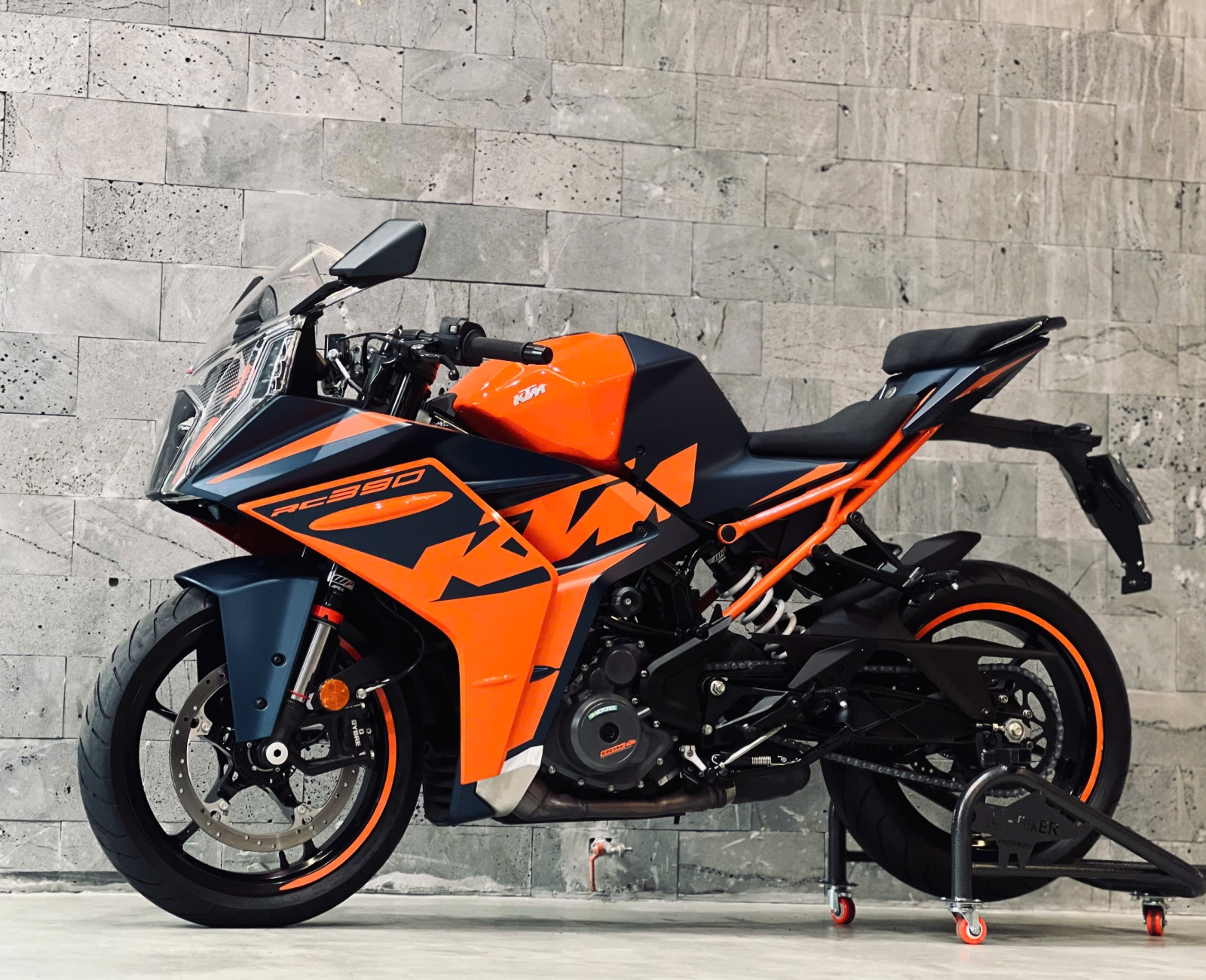 618 . KTM RC390 Model 2023